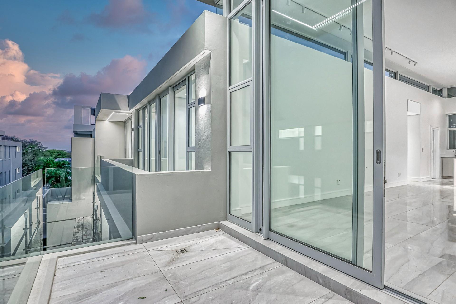 Luxury 3-Bedroom Penthouse — photograph 1