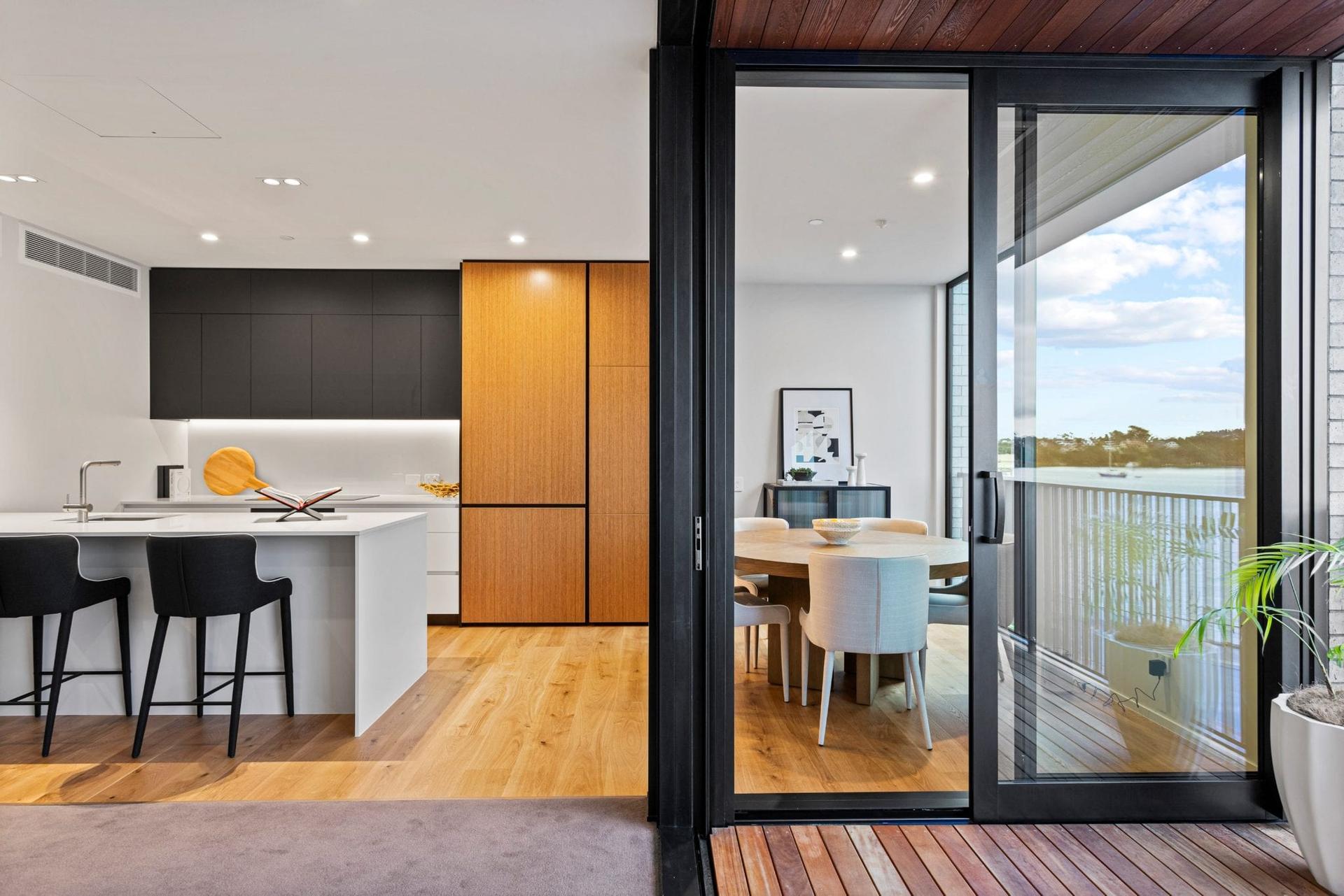 Catalina Bay Apartments — photograph 5
